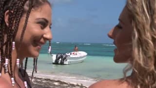 Duas vagabundas fazendo sexo na praia Duas vagabundas fazendo sexo na praia