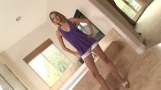 Bela loira recebe visita