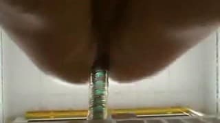 Este homem vai brincar com um sextoy