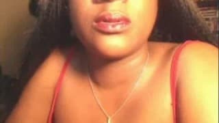 Vibrador negro na buceta frente à câmera Vibrador negro na buceta frente à câmera