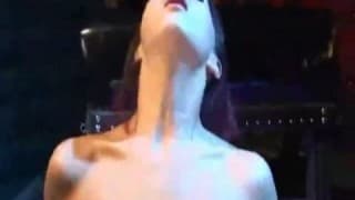 Katsuni amarrada com cadeias