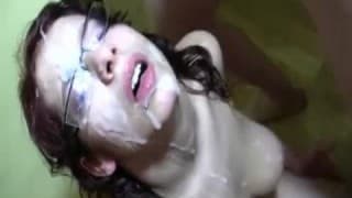 Um bom bukkake para uma mulher com oculos Um bom bukkake para uma mulher com oculos