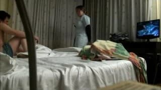Uma camera filma um jovém casal Uma camera filma um jovém casal