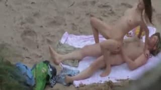 Um voyeur capta um 69 de um casal amador na praia Um voyeur capta um 69 de um casal amador na praia
