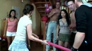 jovem estudante loira está treinando com este pinto