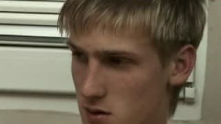 O jovem gay repuxa o pau frente ao espelho