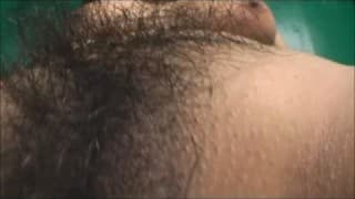 Ela está sendo filmada durante masturbação