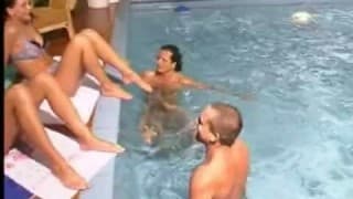 Quatro amigos se divertindo em uma piscina! Quatro amigos se divertindo em uma piscina!