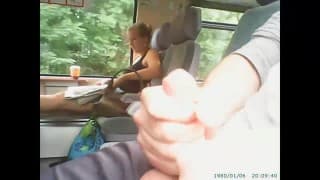 Ele se masturba nos transportes públicos Ele se masturba nos transportes públicos