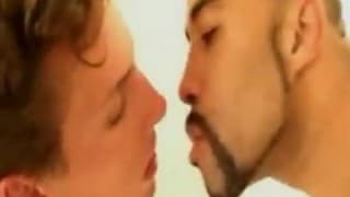 Três gays abrindo a bunda uns dos outros