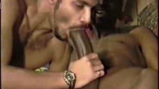 Chupando um negro bem dotado de rola