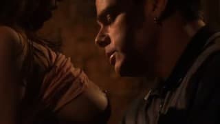 Uma morena quente entrega-se por completo