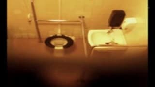 Filmada na casa de banho Filmada na casa de banho