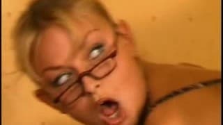 Mulher com óculos vai gemer de prazer