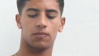 Ele masturba-se depois de ver revista