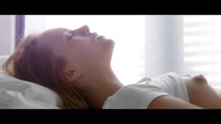 Ela acorda com cariçias no seu corpo