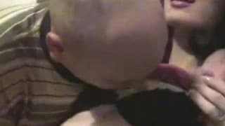 Uma amadora com oculos deliciosa