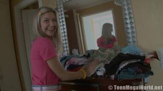 A garota safada, sozinha em casa