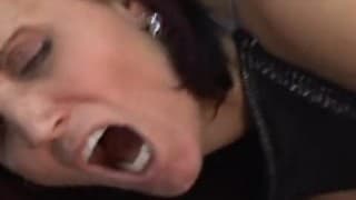 Uma morena sexy com buceta peluda e quente Uma morena sexy com buceta peluda e quente