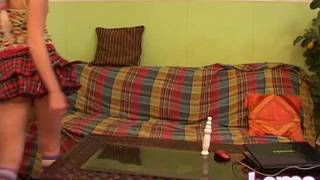 Ela brinca com seu vibrador favorito