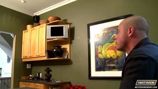 Três gays numa cena interracial