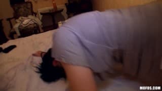 Morena faminta chupa um pau enorme Morena faminta chupa um pau enorme