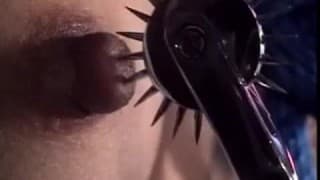 Bondage de uma asiática que nem consegue mover um dedo