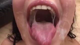 Bukkake para uma puta jovem! Bukkake para uma puta jovem!