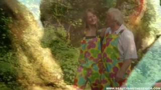 Um velho ferra uma adolescente ao ar livre