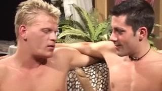 Sessão gay com um loiro e um moreno Sessão gay com um loiro e um moreno