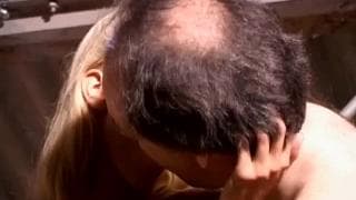 Um coroa maduro que agrada a uma menina