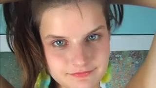 Uma menina bonita que se toca delicadamente