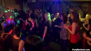 Algumas vagabundas transando em uma boate