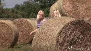 Blond Cat e Yasmine Gold tocam-se ao ar livre Blond Cat e Yasmine Gold tocam-se ao ar livre