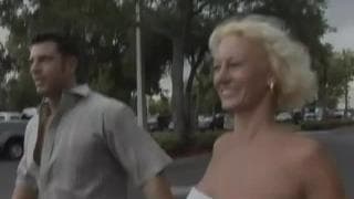 Uma loira madura com seu garanhão pauzudo