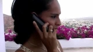 Eulanie aconchega o pénis dos turistas