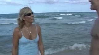 Maxine conhece um cara que a seduz na praia Maxine conhece um cara que a seduz na praia