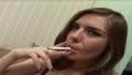Alisa é uma fumadora viciada em cigarro e em sexo