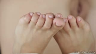 Lina Napoli usa os pés para agradar seu macho