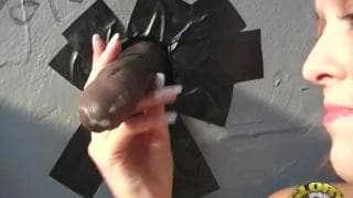 Trisha Rey está chupando pau como uma vagabunda