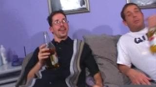 A babá chama seu amigo para se divertir