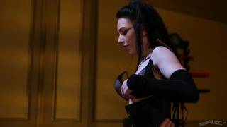 Ela veste como guerreira e fode com seu rei