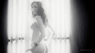 Anjelica Sage mostra sua sensualidade