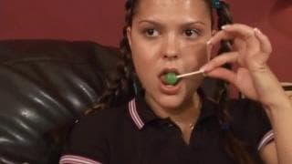 A jovem morena faz um trio sexual com seus amigos A jovem morena faz um trio sexual com seus amigos