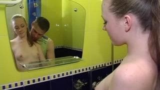 Jovem morena está sendo fodida no banheiro