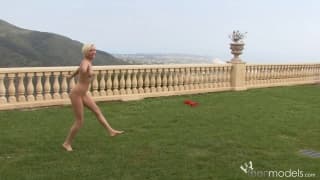 Miley Mason tocando siririca no jardim Miley Mason tocando siririca no jardim