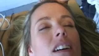 Ele conhece uma loira e transa com ela em casa