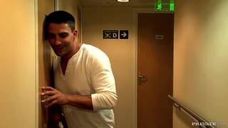 Donna Bell suga o pau deste macho excitado