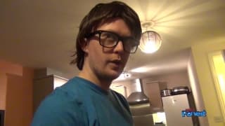 Sara Knight suga o esperma de dentro desse pau