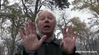 Jenny Noel é seduxida a foder no parque